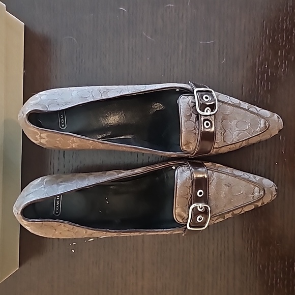 🎁Coach Vintage Logo Pumps Heels, NOT OUTLET🎁 - Picture 2 of 7